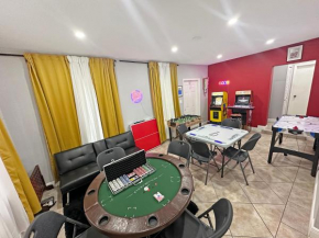 Vacay Spot Gables 4 to 23 Guest GameRoom 2 Kitchens 2 BBQ, 2 BAR, Backyard, Patio, Prime LOC! 6 blocks away from Bars, Nite Clubs, Res, Shops